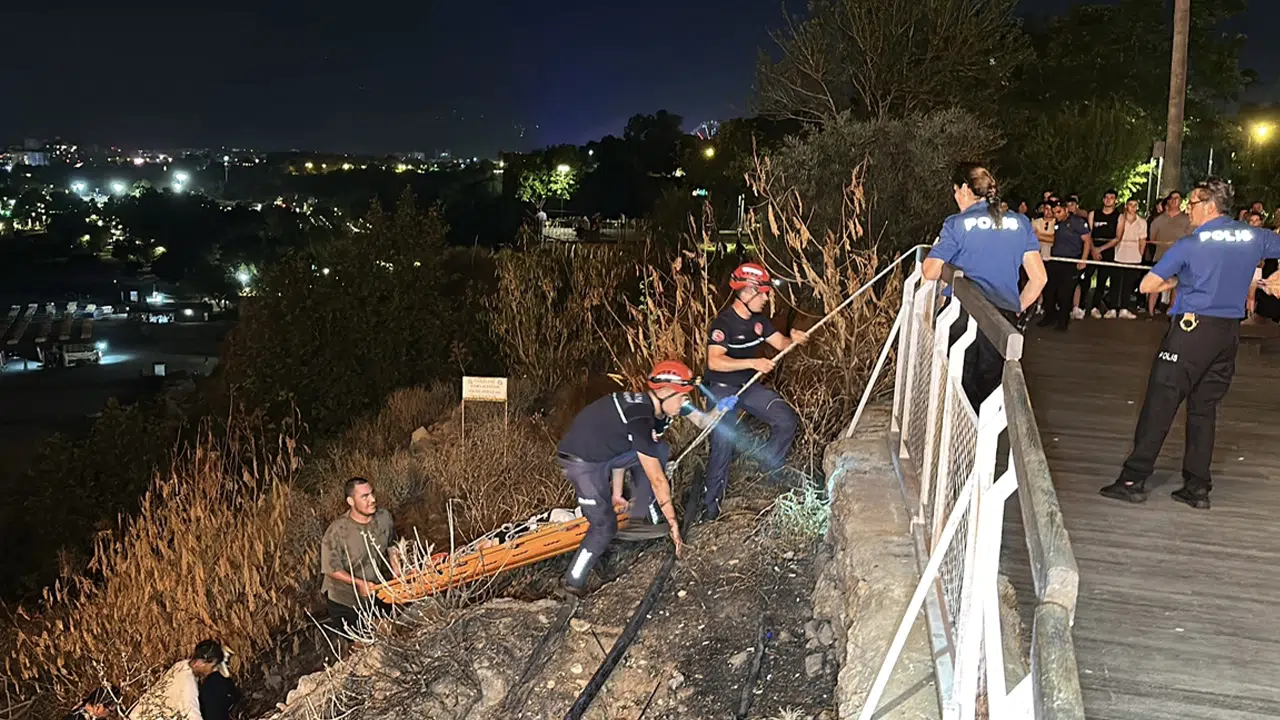 Antalya’da dehşet anları: 15 yaşındaki çocuk falezlerden kayalıklara düştü!
