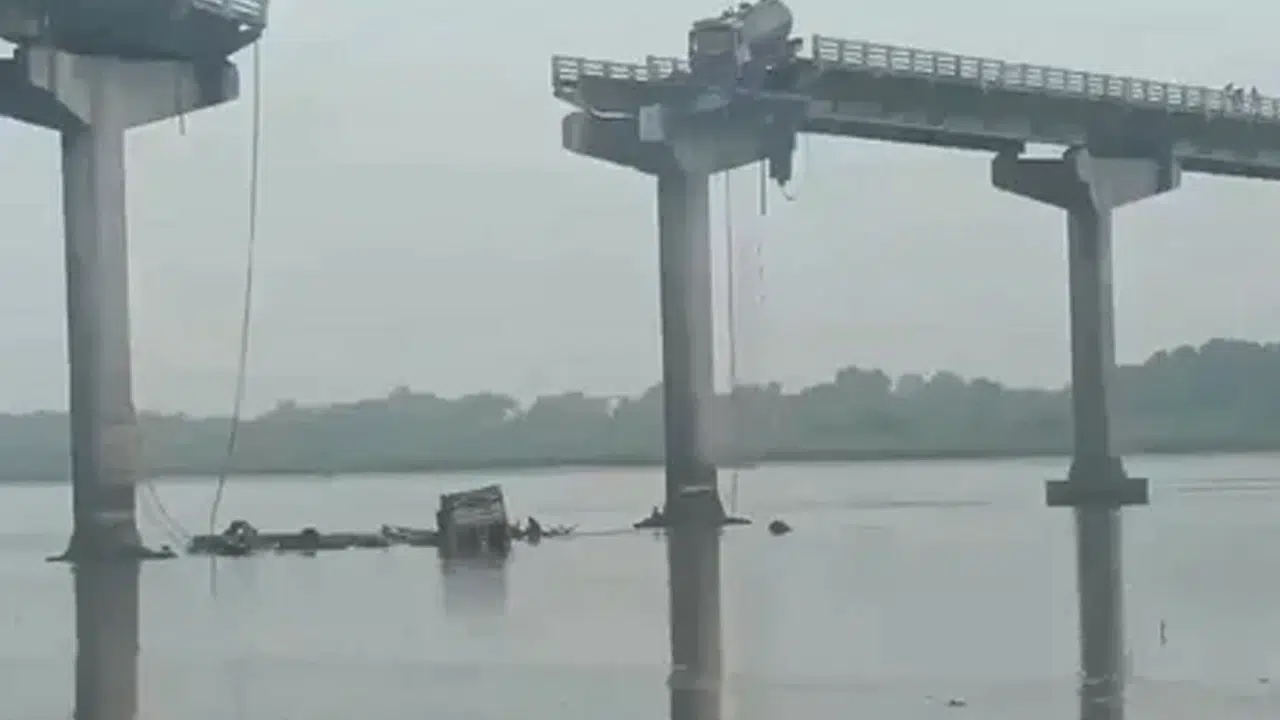 Hindistan'da köprü çöktü: Çok sayıda ölü ve yaralı var!