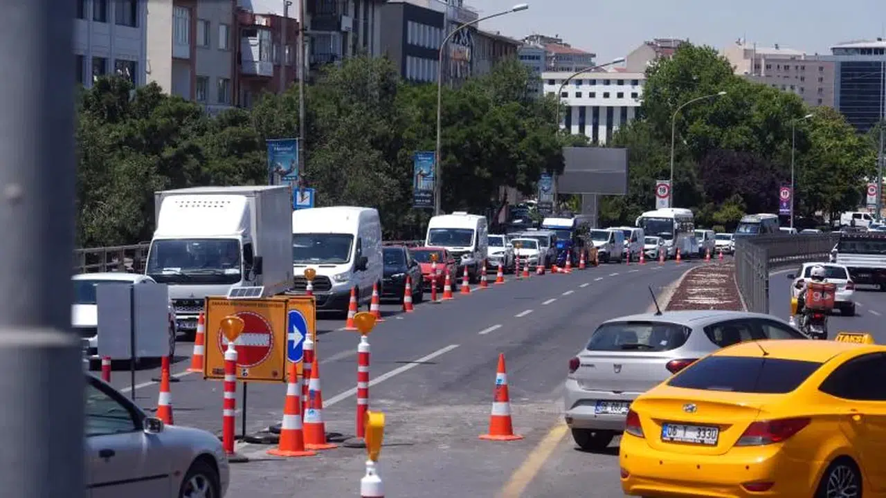Ankara’da trafiği kilitleyen çalışma: Sıhhiye Köprüsü'nde yoğunluk!