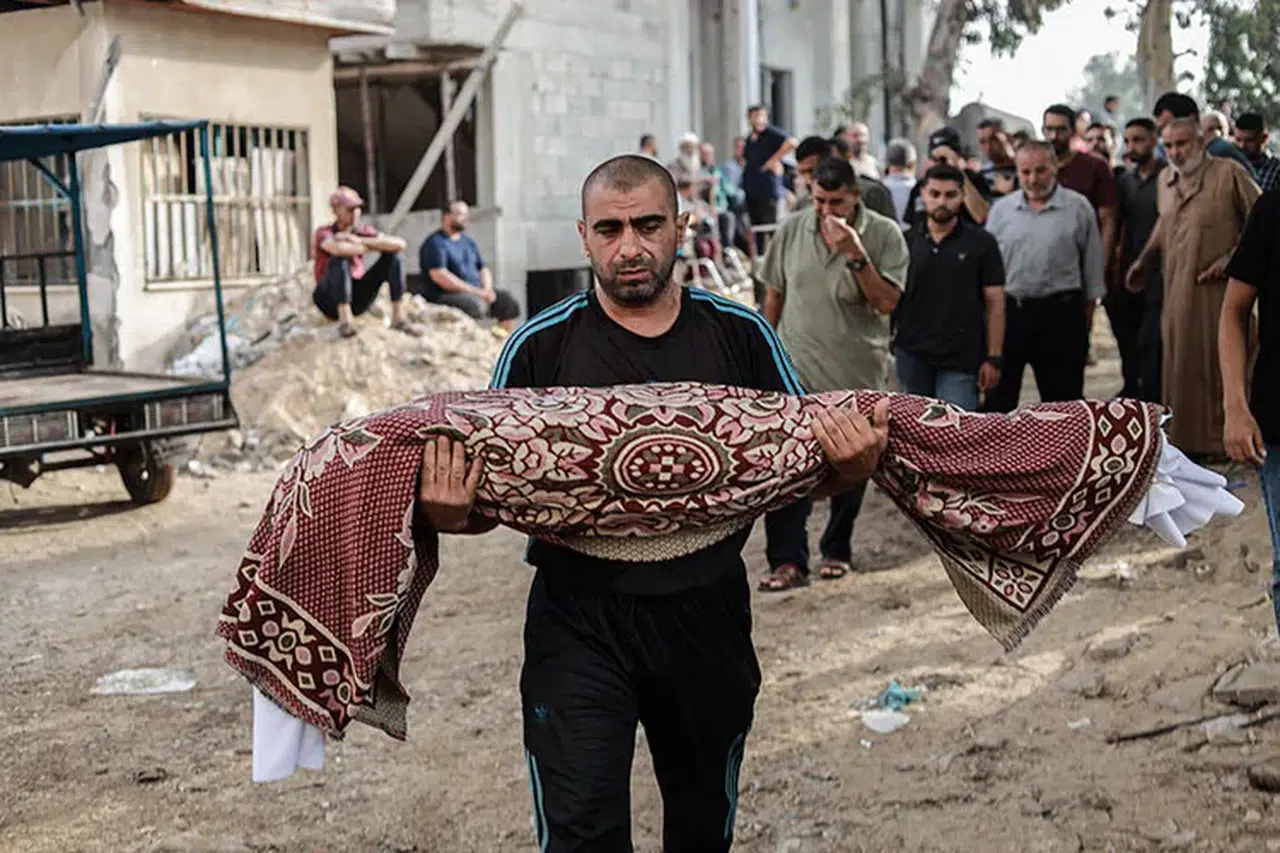 Katil İsrail'in Gazze'ye yönelik saldırılarında aralarında kadın ve çocukların da bulunduğu 39 Filistinli hayatını kaybetti