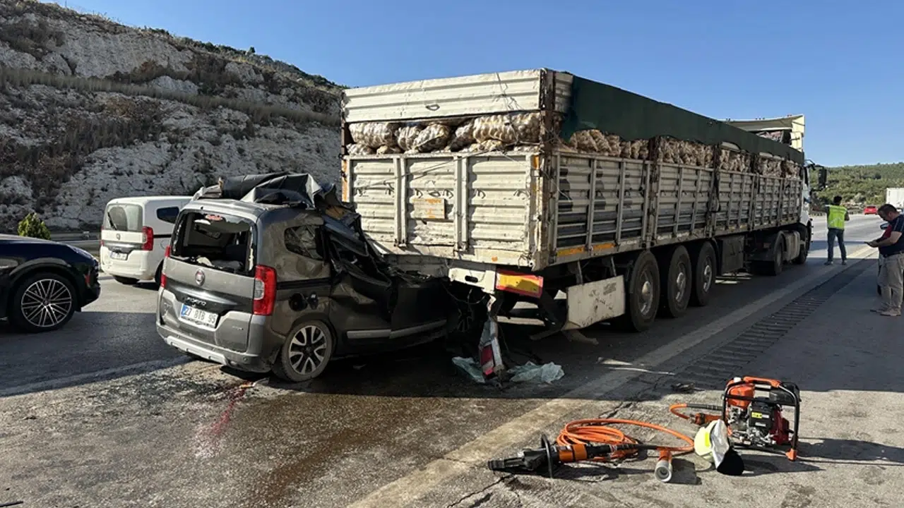 Mersin Tarsus'ta feci kaza: Tıra çarpan araçtaki 1’i çocuk 5 kişi hayatını kaybetti