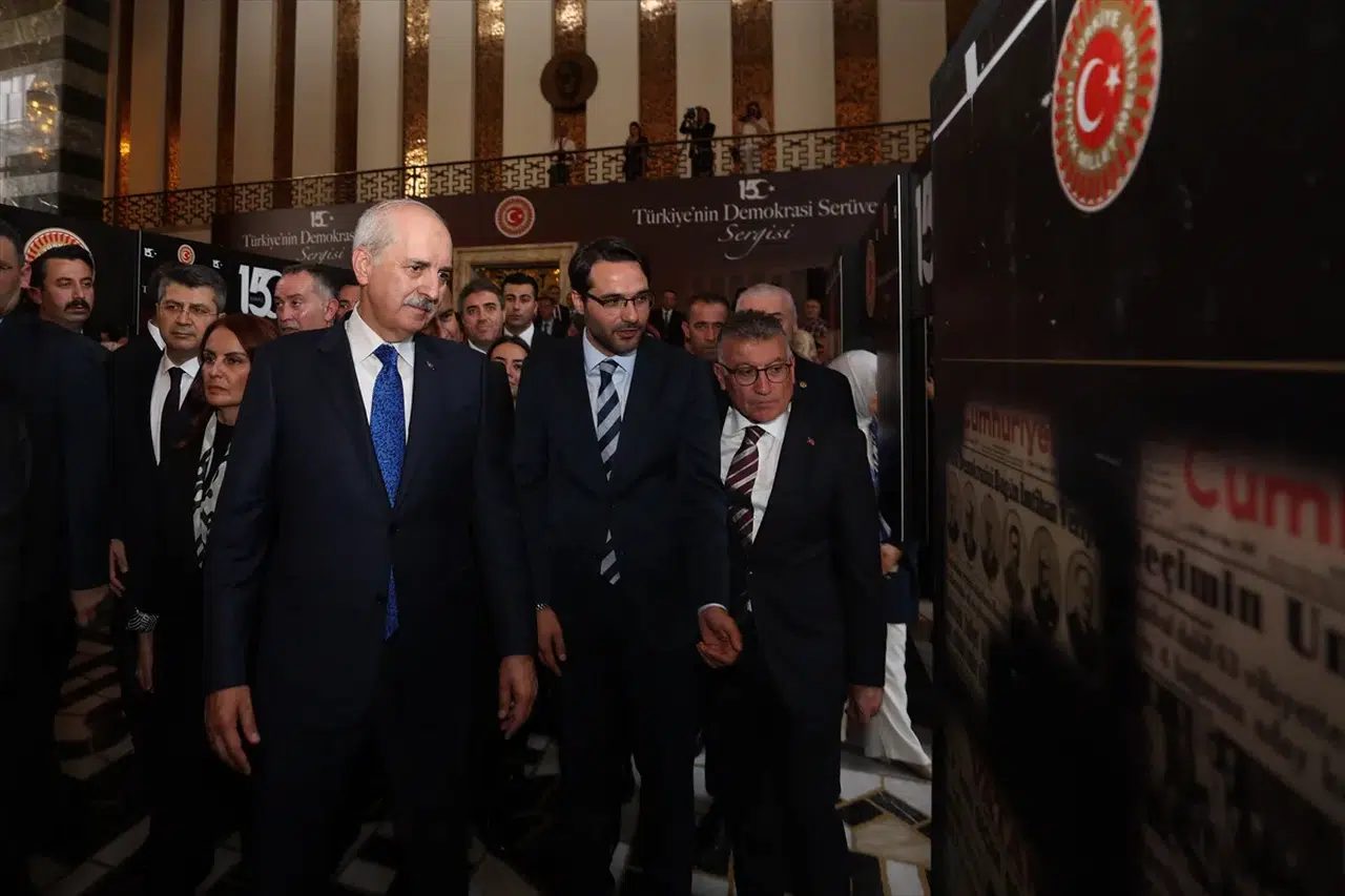 TBMM Başkanı Kurtulmuş, 15 Temmuz'da TBMM'de karanfil bıraktı ve demokrasi sergisini açtı