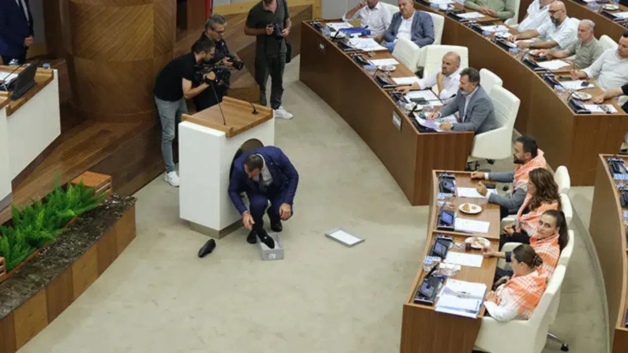 Antalya Büyükşehir Belediye Meclisi’nde gergin anlar: Ayakkabı fırlatıldı