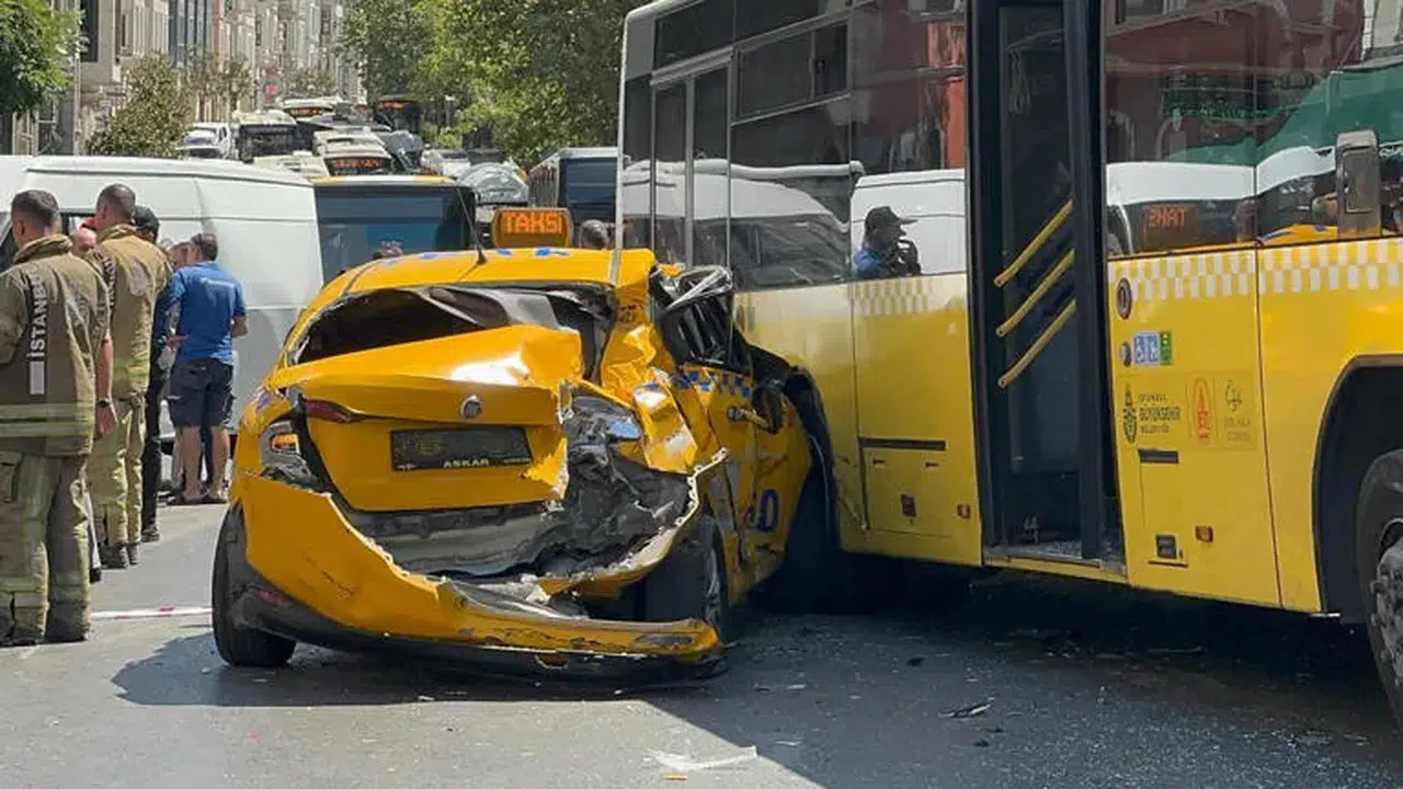 Beyoğlu’nda 10 araçlı zincirleme trafik kazasında yaralanan temizlik işçisi hayatını kaybetti