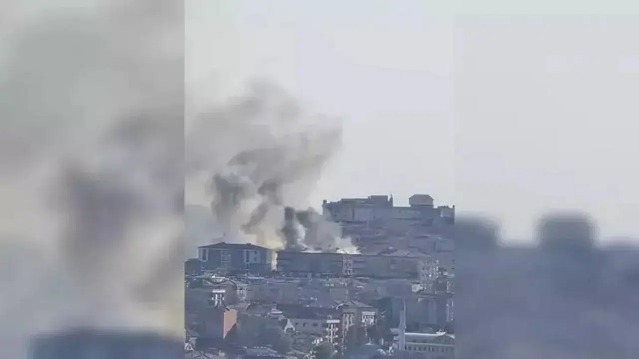 Avcılar'da korkutan yangın: 8 katlı binanın çatısı alev aldı