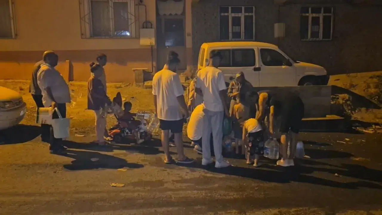 Tekirdağ'da su kesintisi vatandaşı çileden çıkardı! Ellerindeki bidonlarla çeşmeye akın ettiler