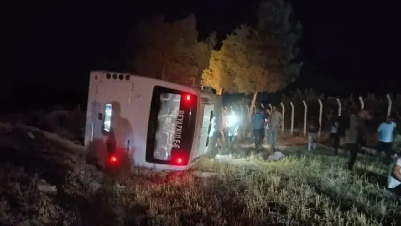 Şanlıurfa'da trajik kaza: Eşeğe çarpan servis aracı devrildi, 15 yaralı!