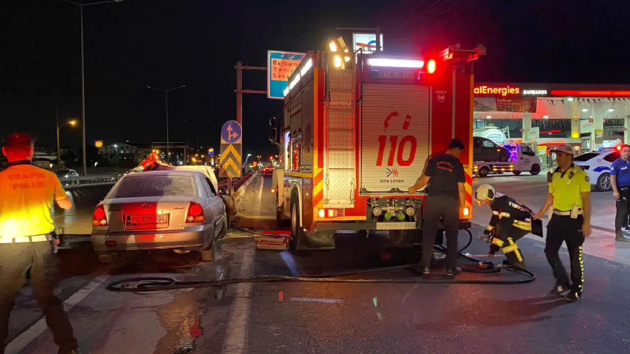 Kocaeli'de otomobil bariyerlere saplandı: Sürücü burnu kanamadan çıktı