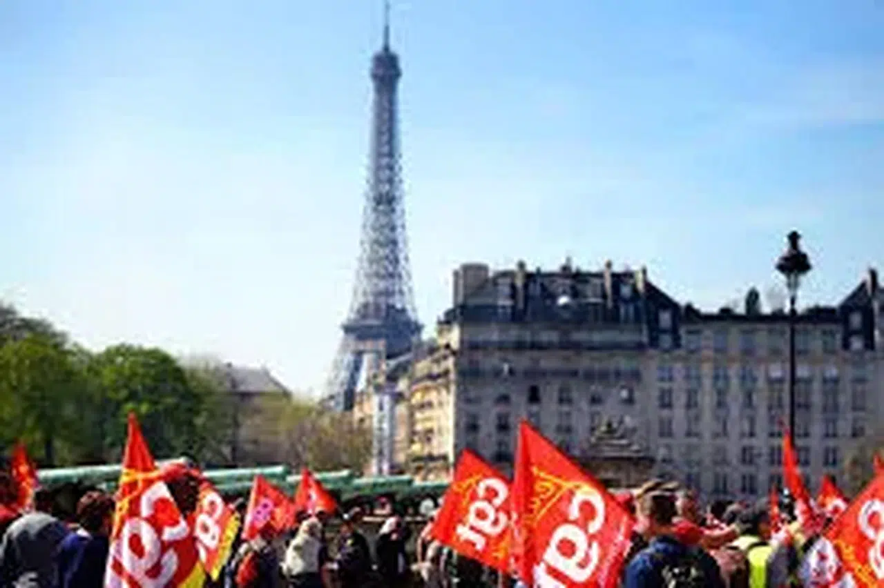 Paris dahil birçok şehirde seferler durdu! İşçi grevi hava trafiğini vurdu