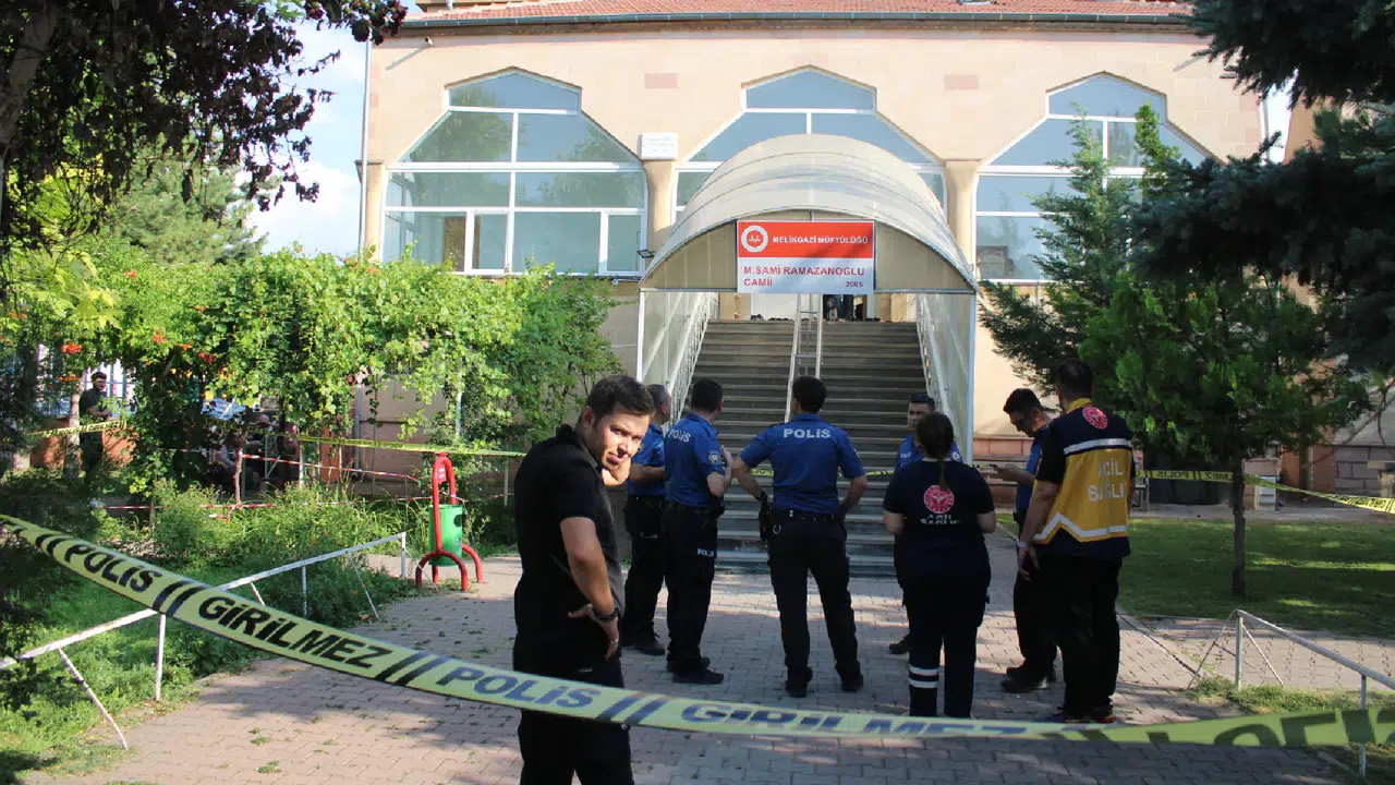 Kayseri’de kan donduran cinayet! Namaz kılan adamın boğazını kesti