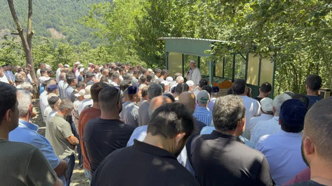 Kocaeli'de engelli kızını yüzdürürken boğulan baba defnedildi