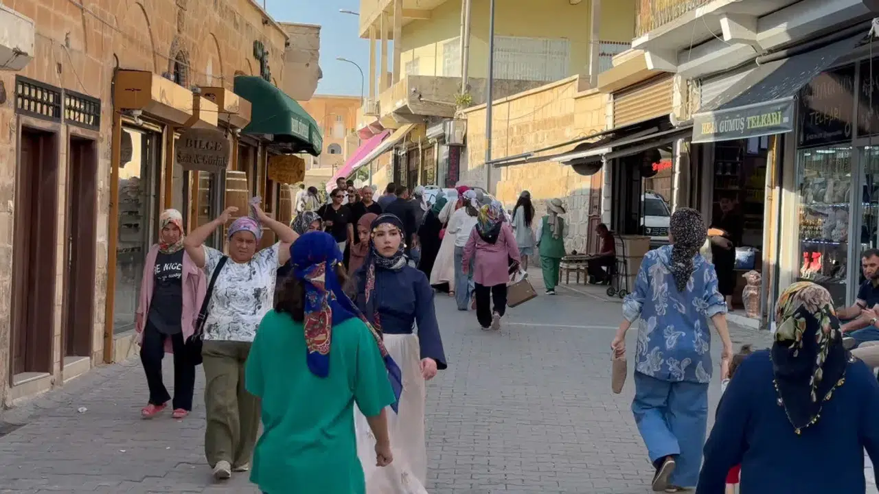 Mardin’de kavurucu sıcak: Midyat’ta 40°C üzerine çıktı, turist akını sürüyor