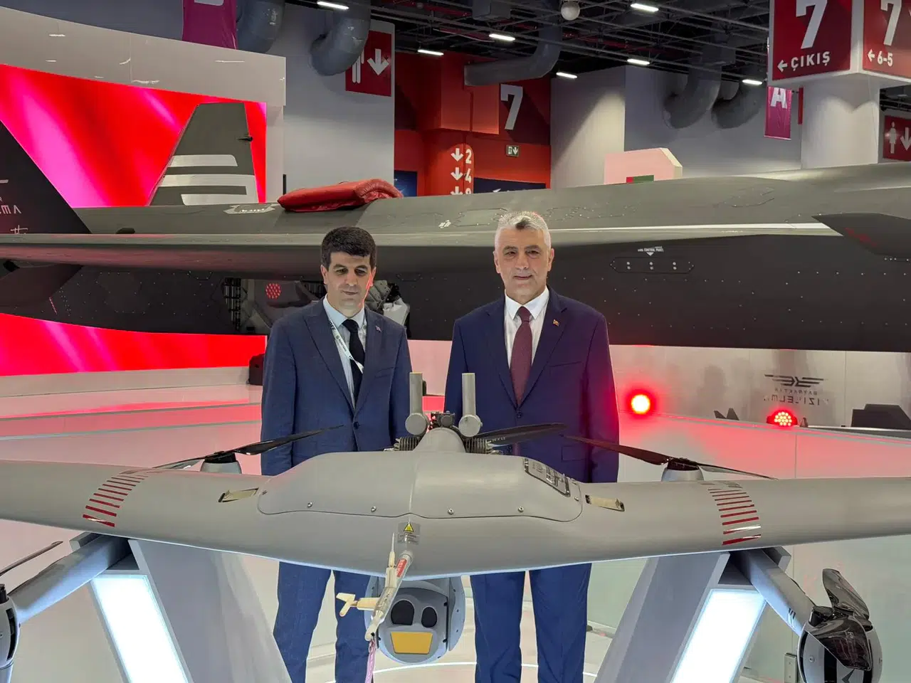 Ticaret Bakanı Ömer Bolat IDEF 2025'i ziyaret etti