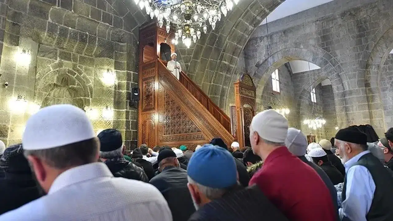Cuma namazı bugün saat kaçta kılınacak? 18 Temmuz 2025 il il Cuma namazı saatleri açıklandı!