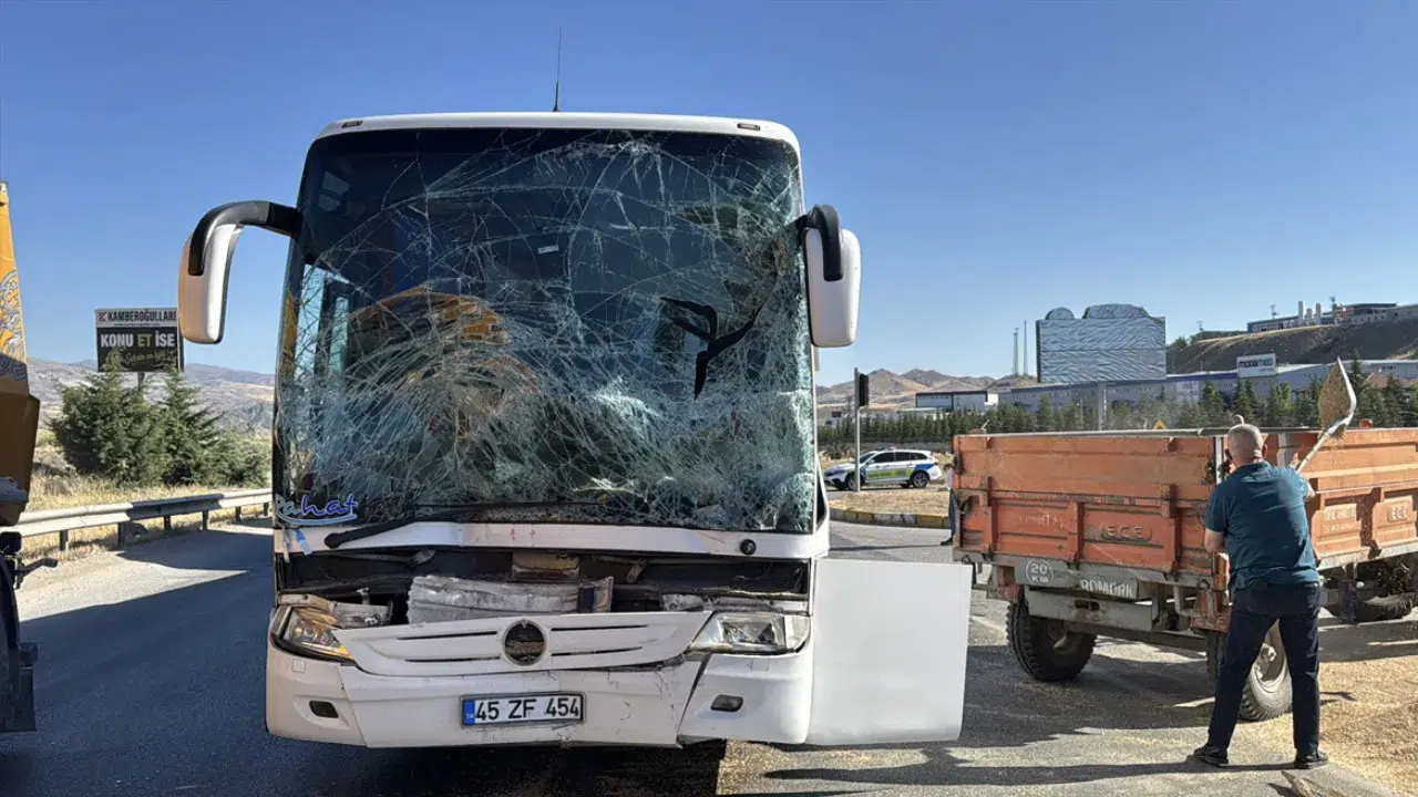 Kırıkkale'de yolcu otobüsü ile traktör çarpıştı: 4 yaralı!