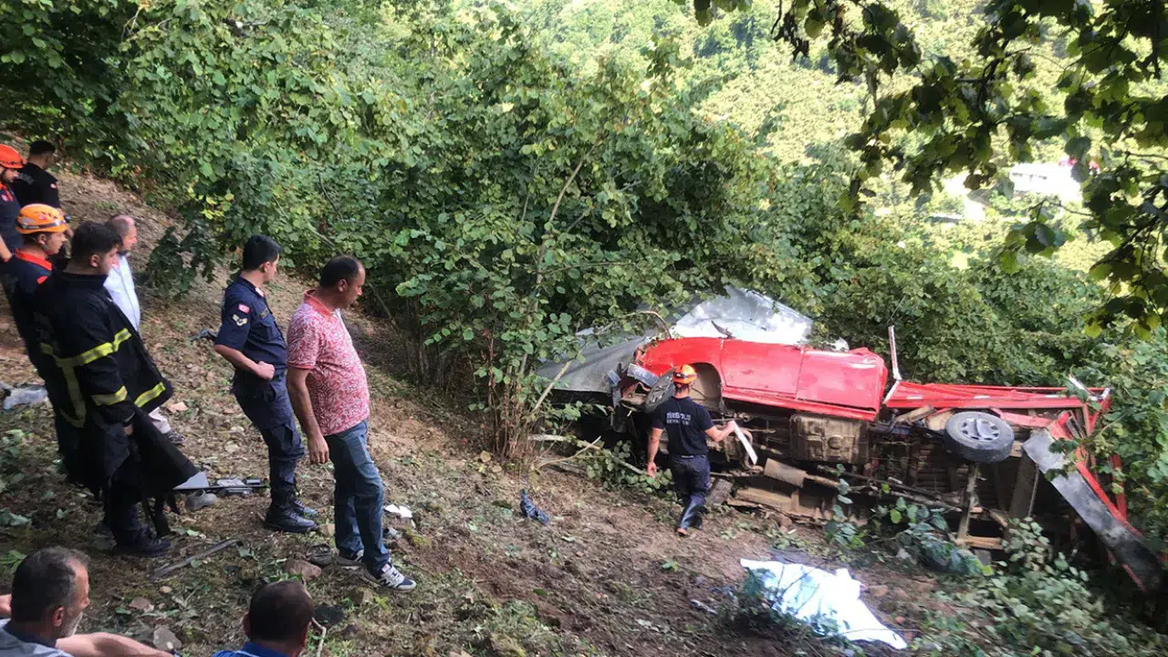 Giresun'da işçileri taşıyan kamyonet devrildi: 1 ölü, 9 yaralı