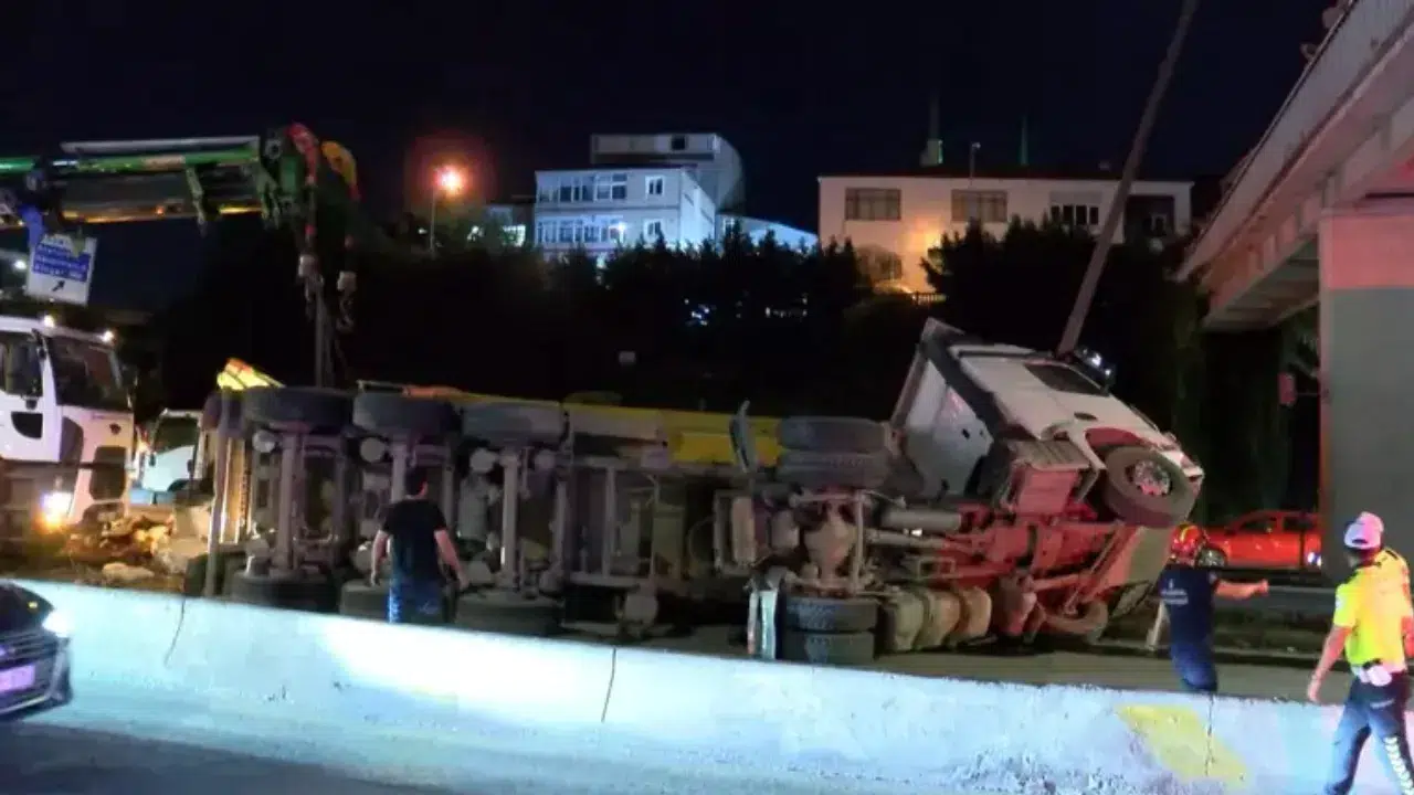 Kağıthane'de feci kaza! Hafriyat kamyonu bariyerlere çarpıp devrildi