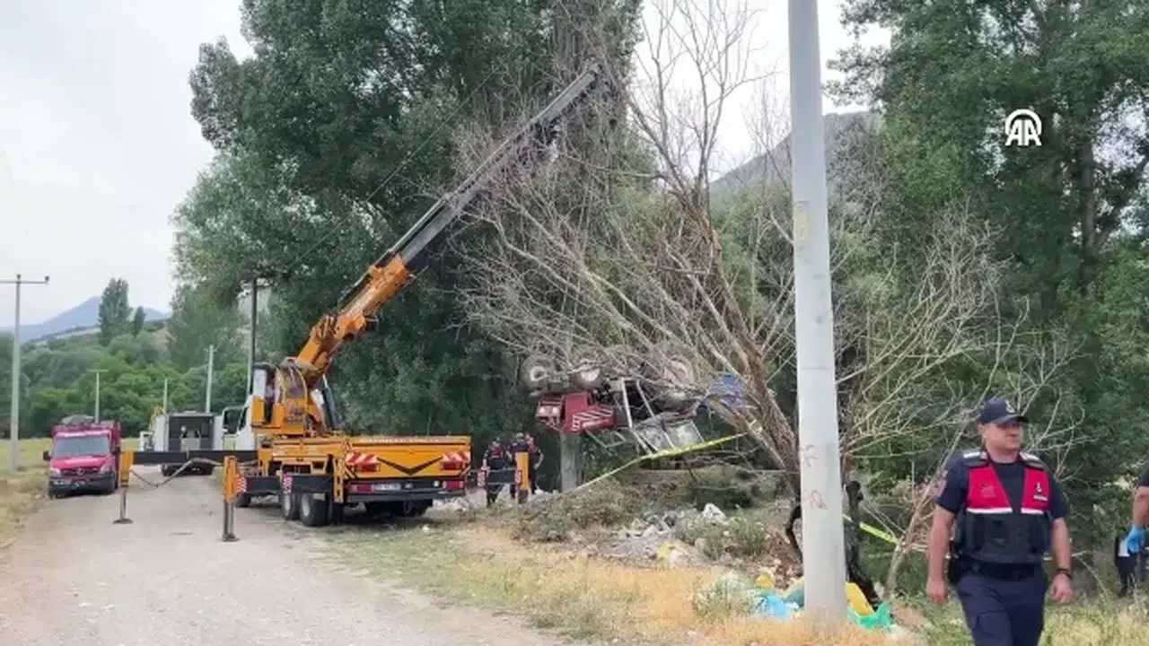 Burdur’da feci kaza: Dereye devrilen traktör can aldı
