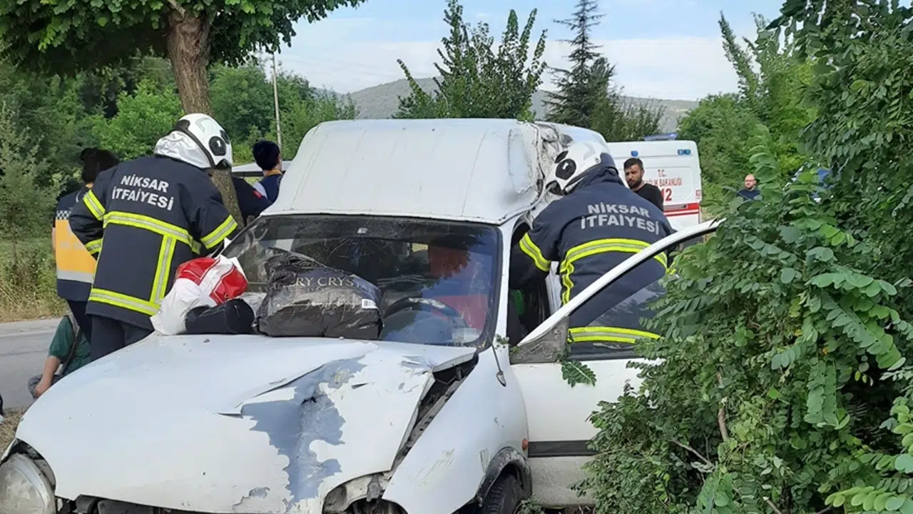 Tokat'ta feci kaza! Hafif ticari araç ağaca çarptı: 4 yaralı