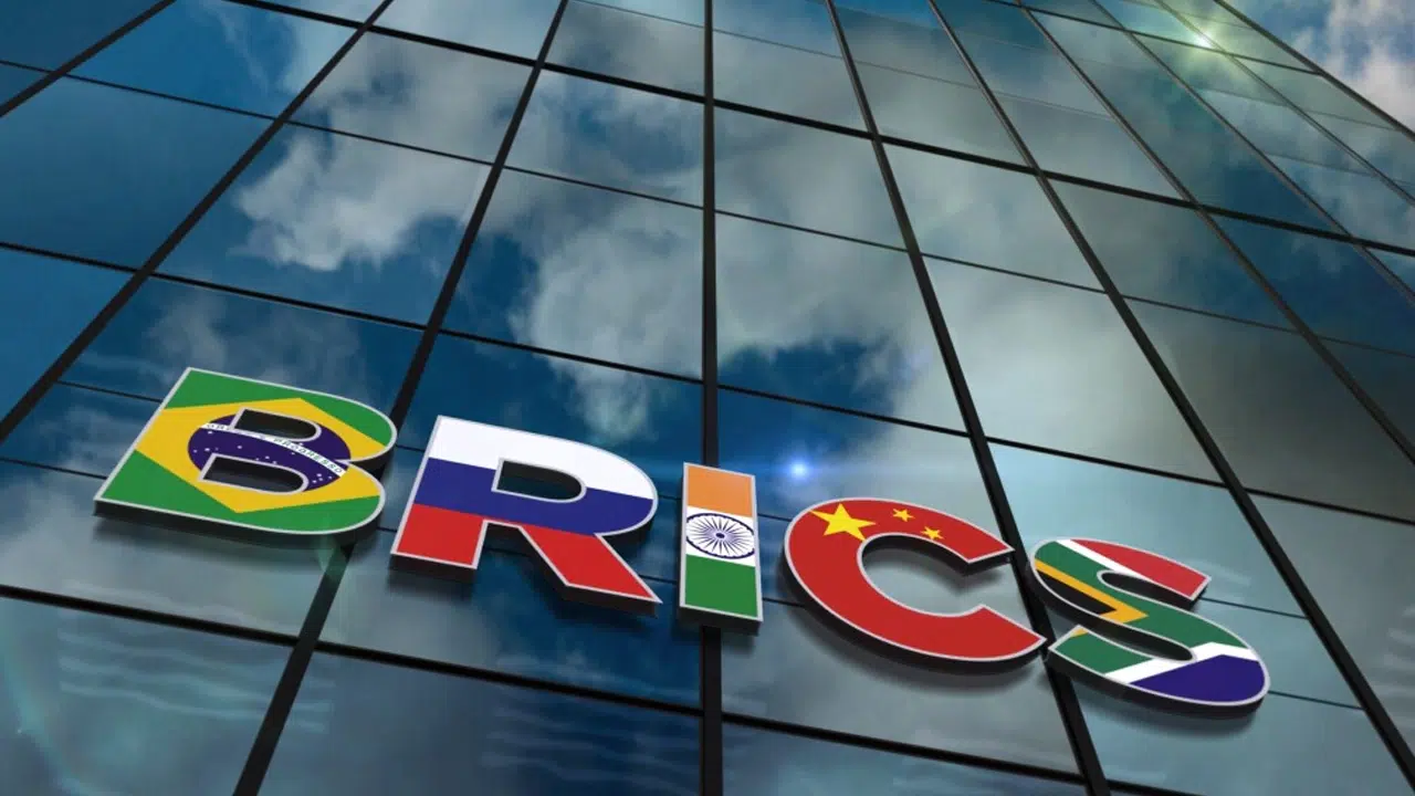 Trump’tan yeni ticaret savaşı hamlesi! BRICS üyelerine gümrük vergisi artırılacak