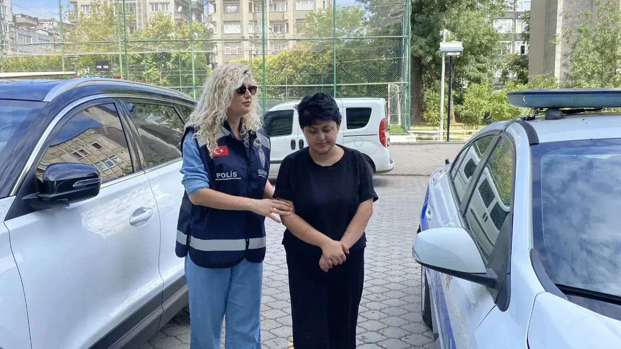 Samsun'da 20 yaşındaki genç kız, annesini 11 yerinden bıçakladı