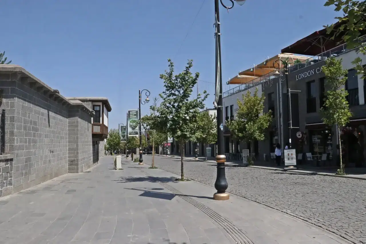 Diyarbakır’da kavurucu sıcaklık 49 dereceye ulaştı: Soğuk baklavaya talep patladı