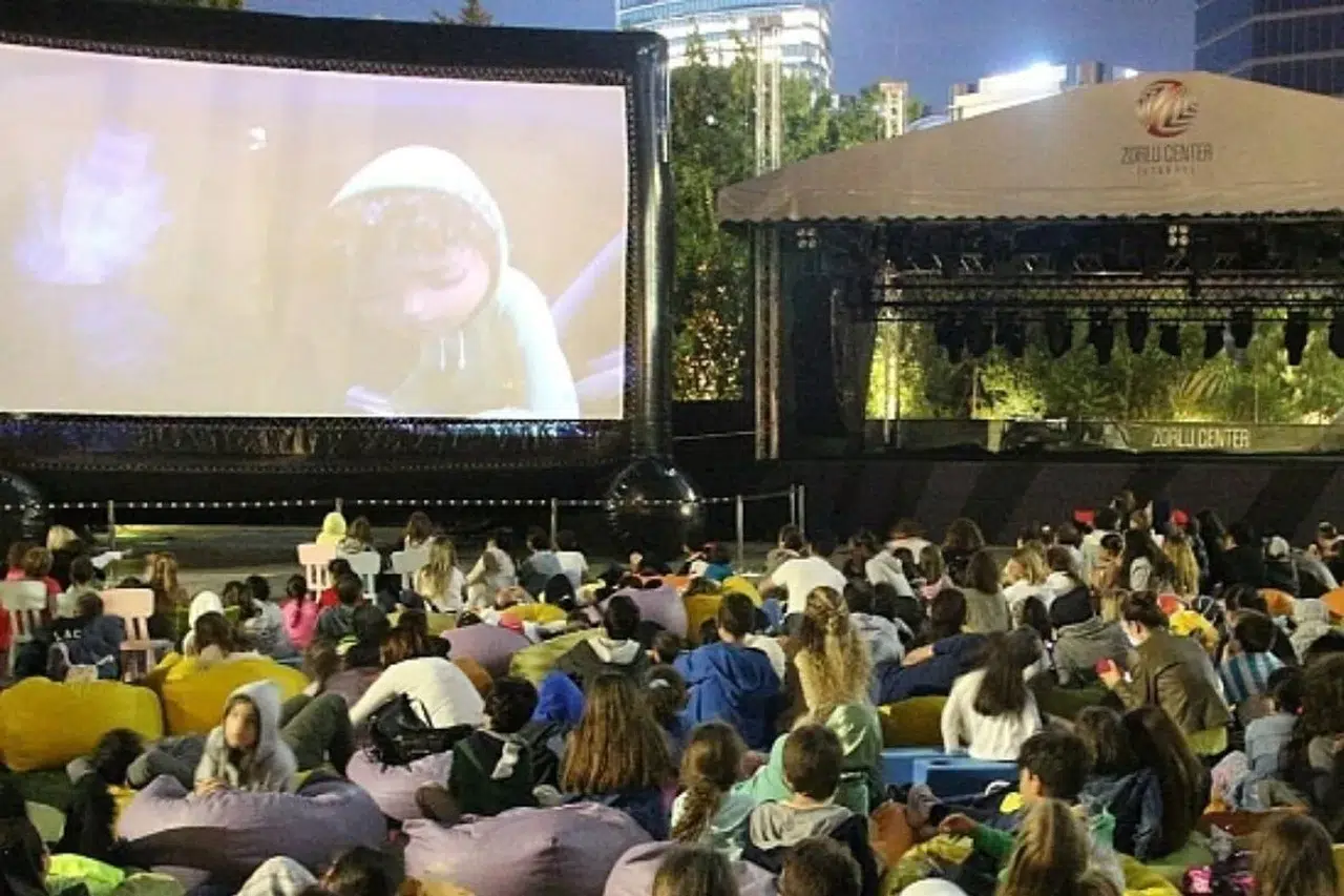 Açık havada sinema keyfi başladı: Pluxee Sinema Günleri ücretsiz olarak sinemaseverlerle buluşuyor