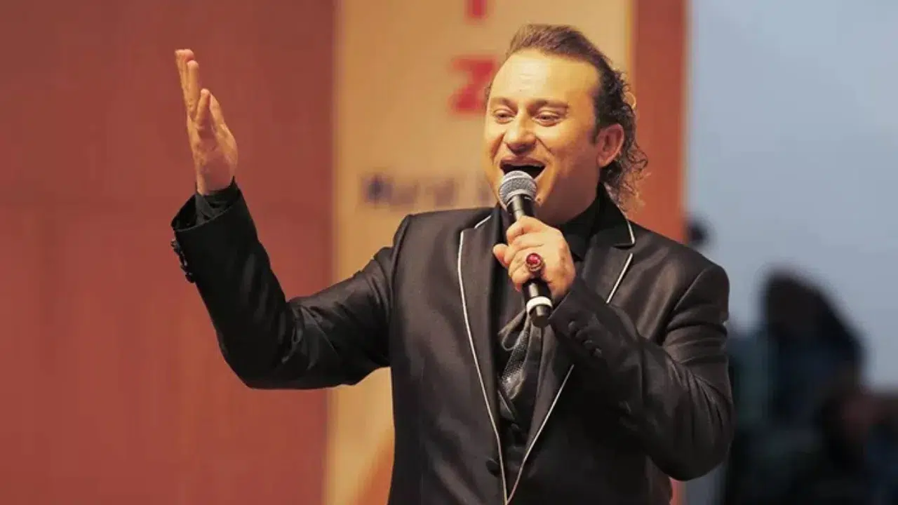 Ünlü ses sanatçısı Onur Akay kalp krizi geçirdi: Onur Akay'ın sağlık durumu nasıl?