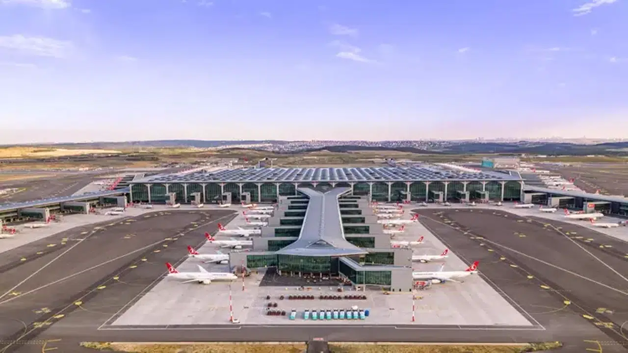 İstanbul Havalimanı'nda uçuş rekoru: Bir saatte 81 uçak havalandı!