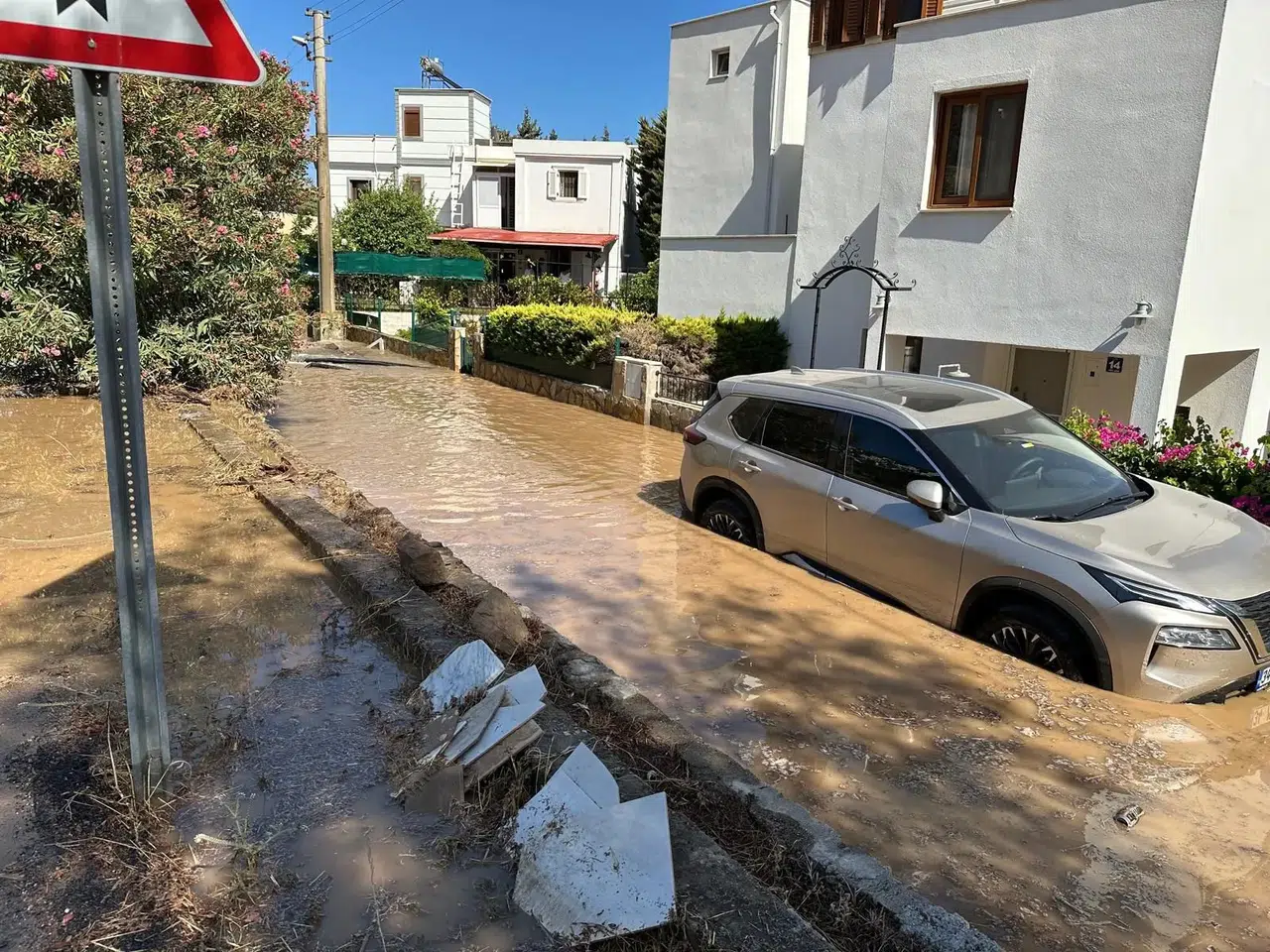 Bodrum’da patlama: Ana su hattı çöktü, evler sular altında kaldı