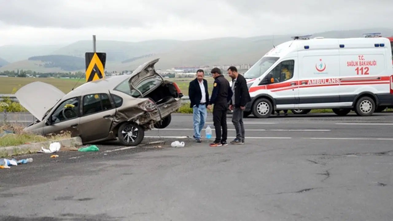 Kars'ta iki otomobil çarpıştı: 3 yaralı!