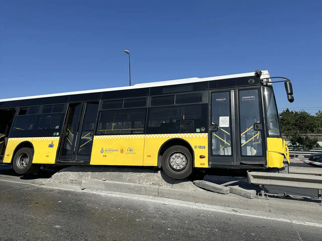 Fatih’te İETT otobüsü bariyerlerde asılı kaldı