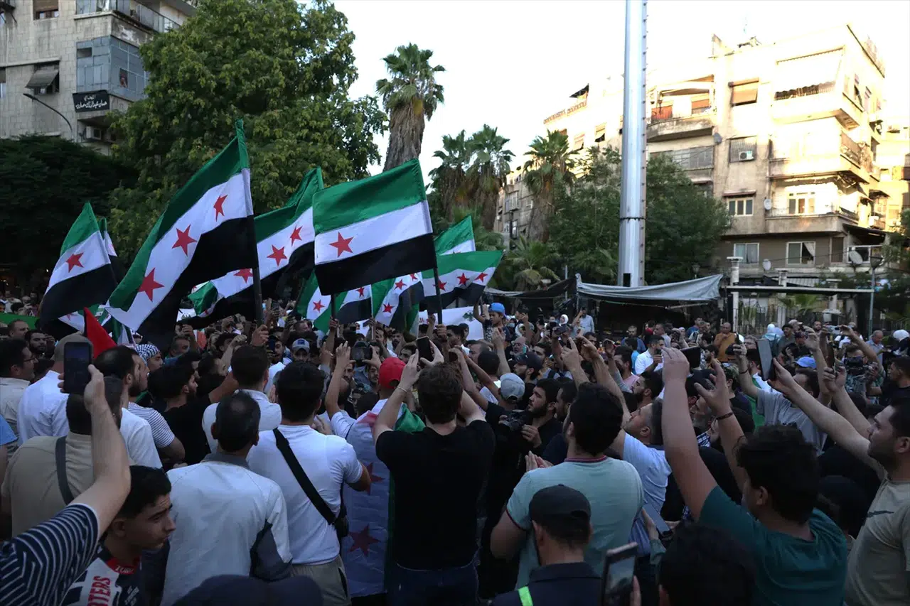 Suriye'de İsrail tepkisi: Binlerce kişi saldırıları protesto etti