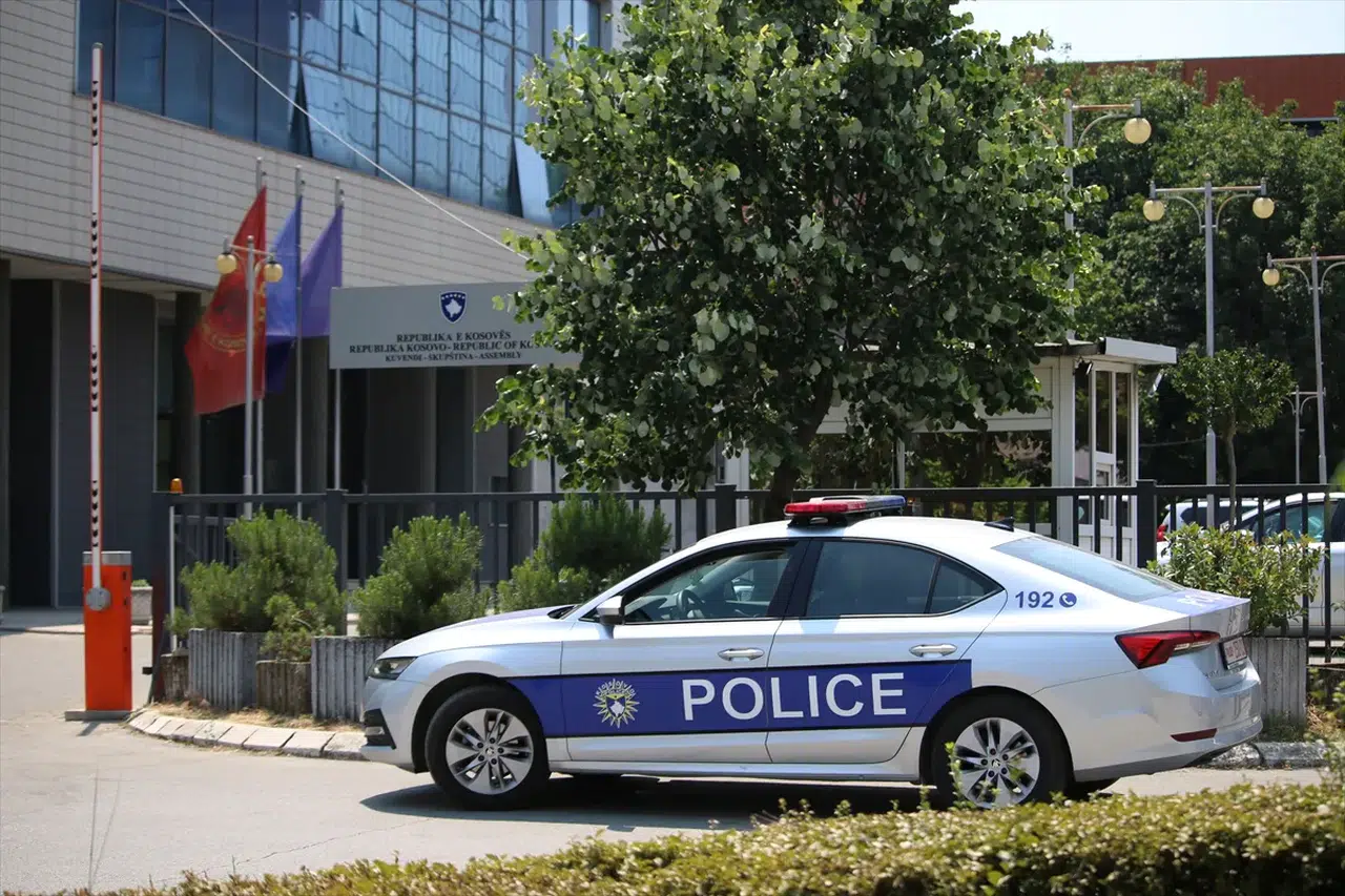 Kosova Meclisi bomba ihbarıyla boşaltıldı!