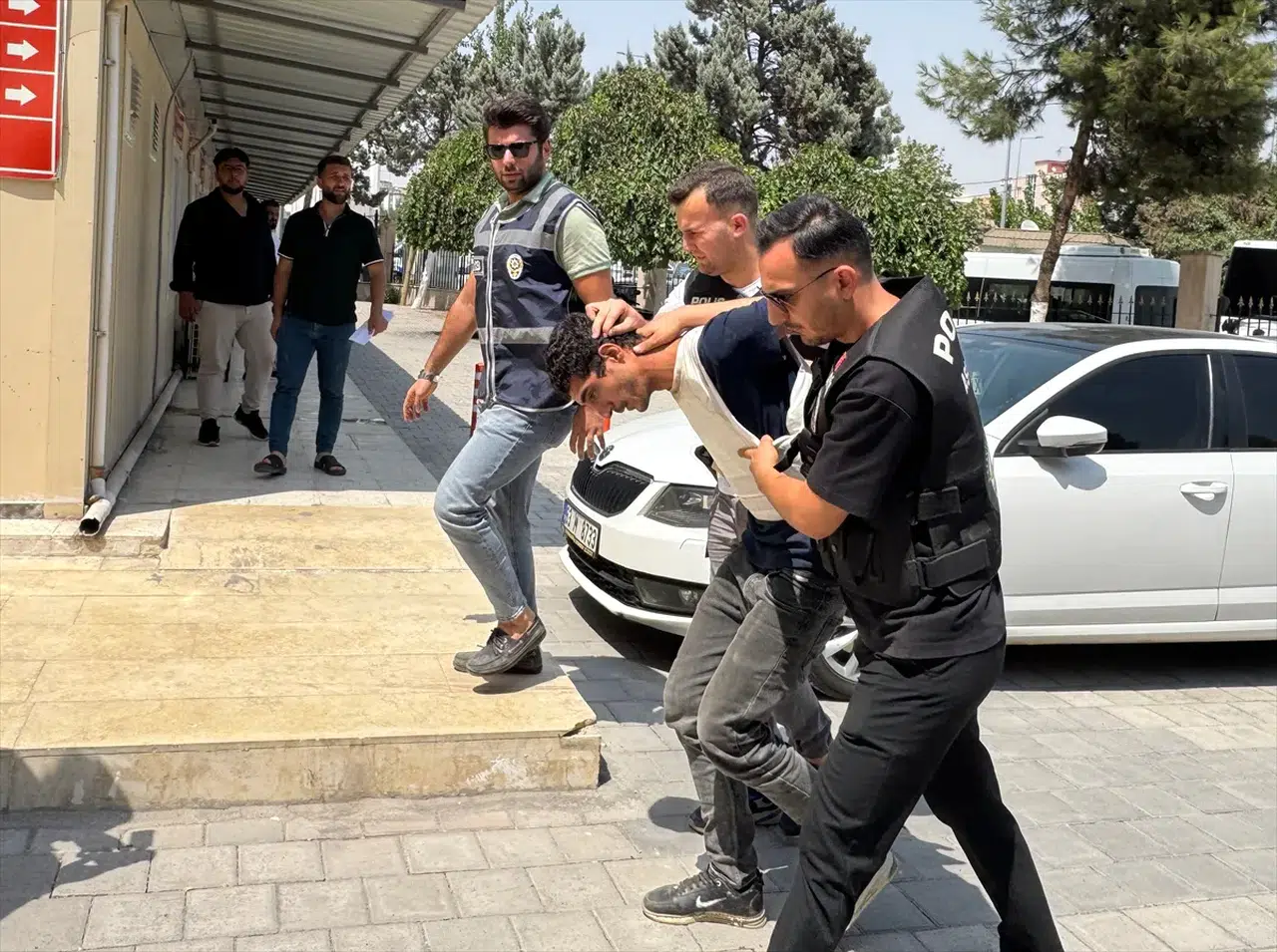 Şanlıurfa'da başhekim yardımcısı ve güvenlik görevlisine bıçaklı saldırıda bulunan zanlı tutuklandı