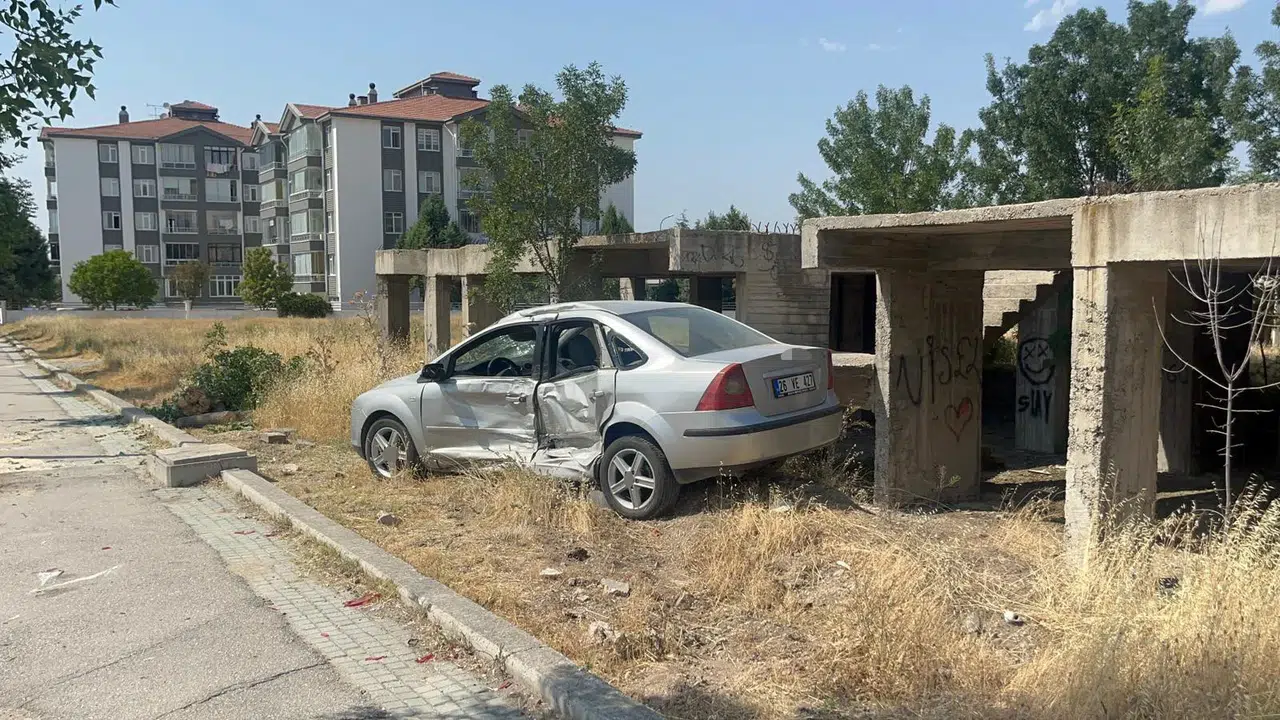 Eskişehir'de kazayı inceleyen polis ekip aracına otomobil çarptı! 1'i polis 3 yaralı