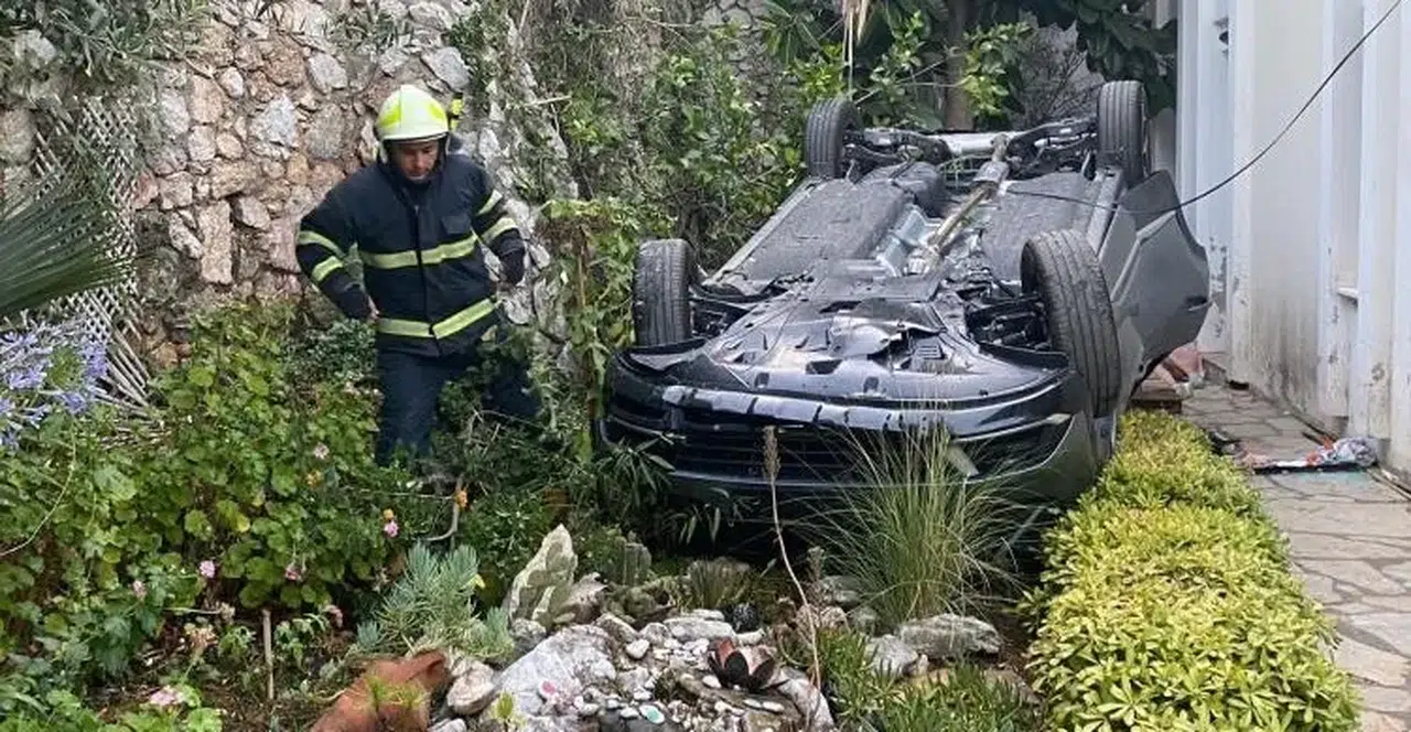 Marmaris’te feci kaza: Otomobil evin bahçesine uçtu, 1 ölü 4 yaralı