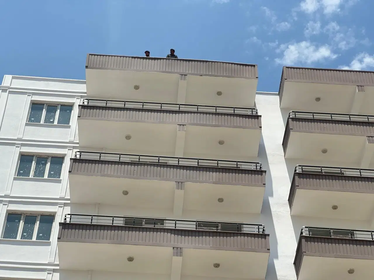 Adıyaman’da paralarını alamayan iki işçi binanın tepesine çıktı