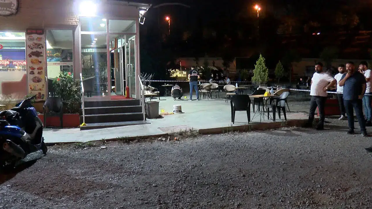 Bağcılar'da kafede oturanlara kurşun yağdı! 3 yaralı