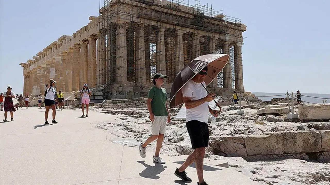 Atina’da çatılar 100 dereceyi gördü! Aşırı sıcaklar hayatı durma noktasına getirdi