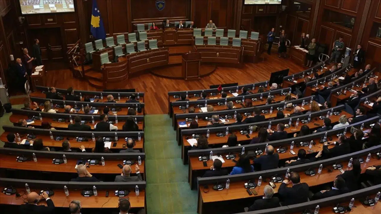 Kosova'da siyasi partilere eşekli protesto!