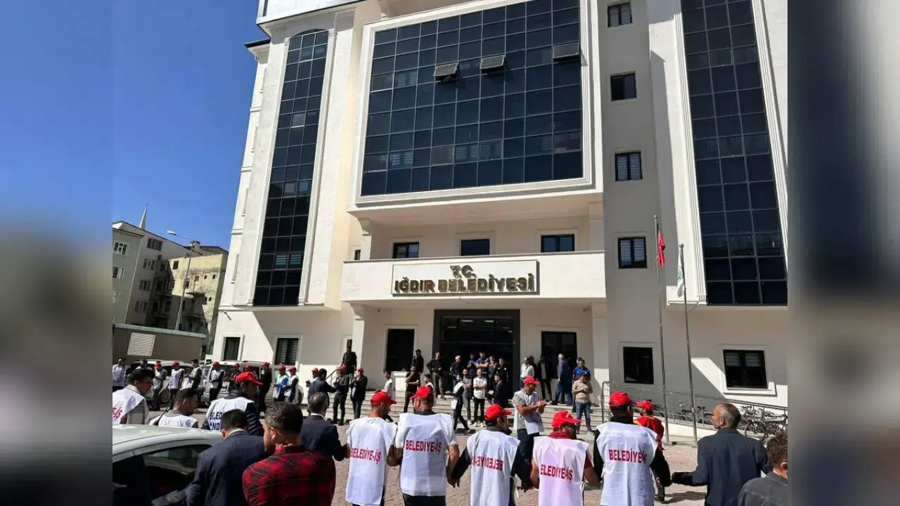 Iğdır Belediyesi'nden çıkarılan 204 işçi için mahkemeden iade kararı