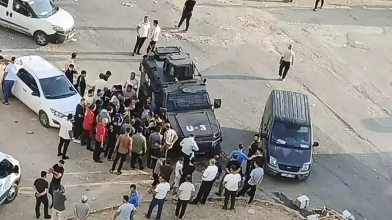 Diyarbakır'da silahlı saldırı: Durakta beklerken hayatını kaybetti!