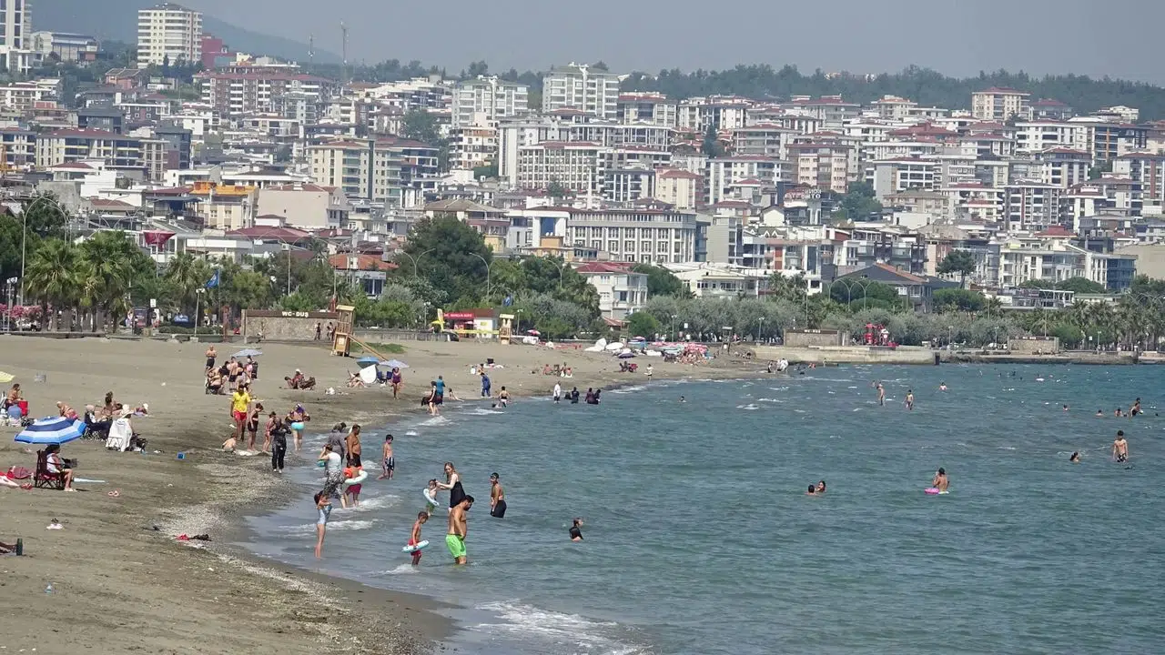 Valilikten kritik uyarı: Samsun’da denize girmeyin!