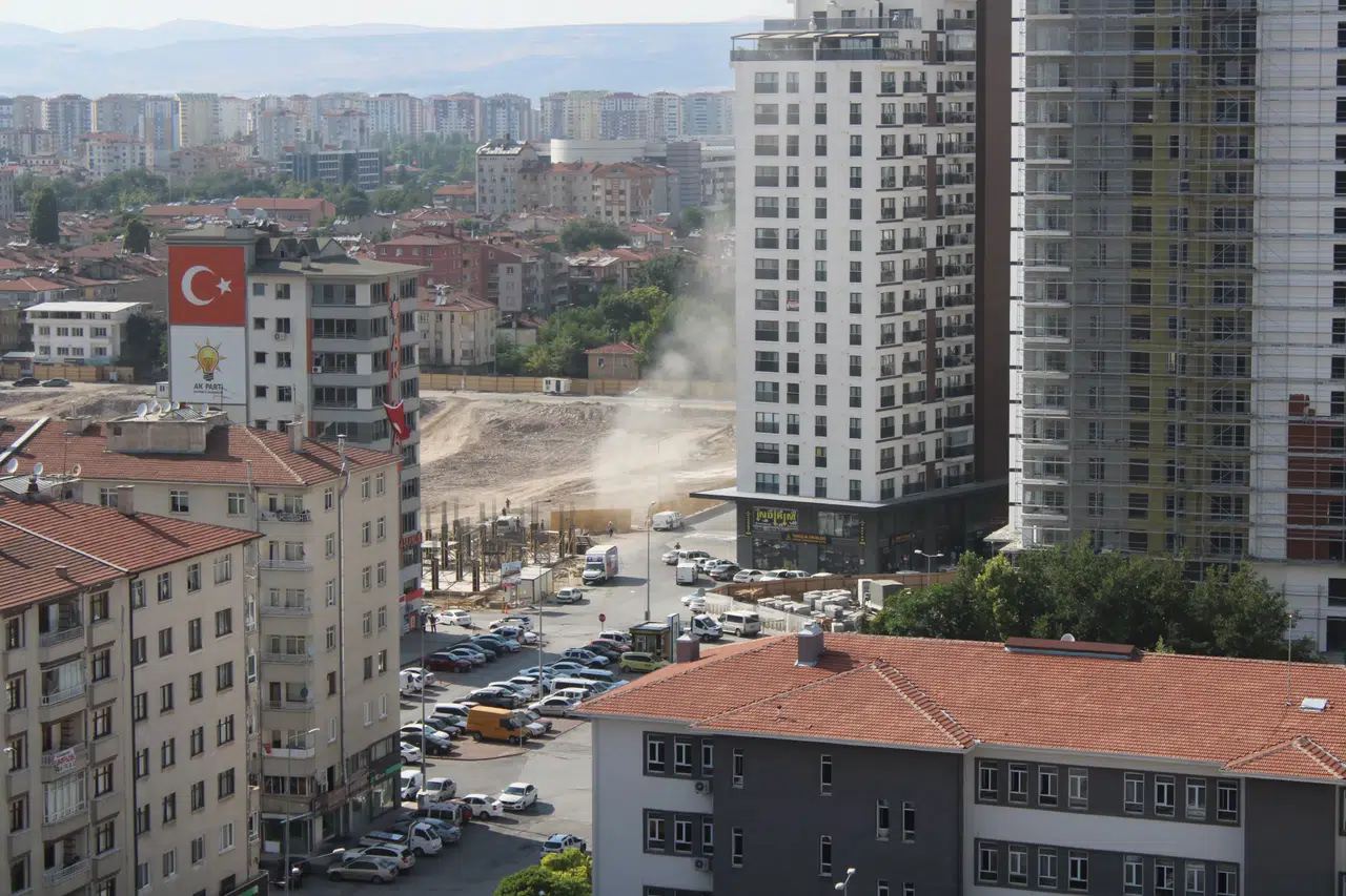 Kayseri’de doğalgaz alarmı: İş makinesi boruyu patlattı