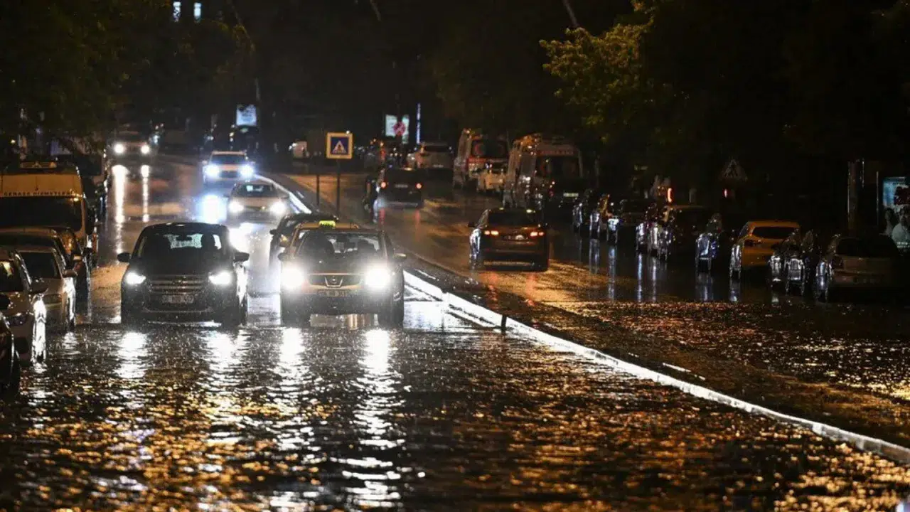 Ankara'da sağanak çilesi: Sürücüler, yolda mahsur kaldı!