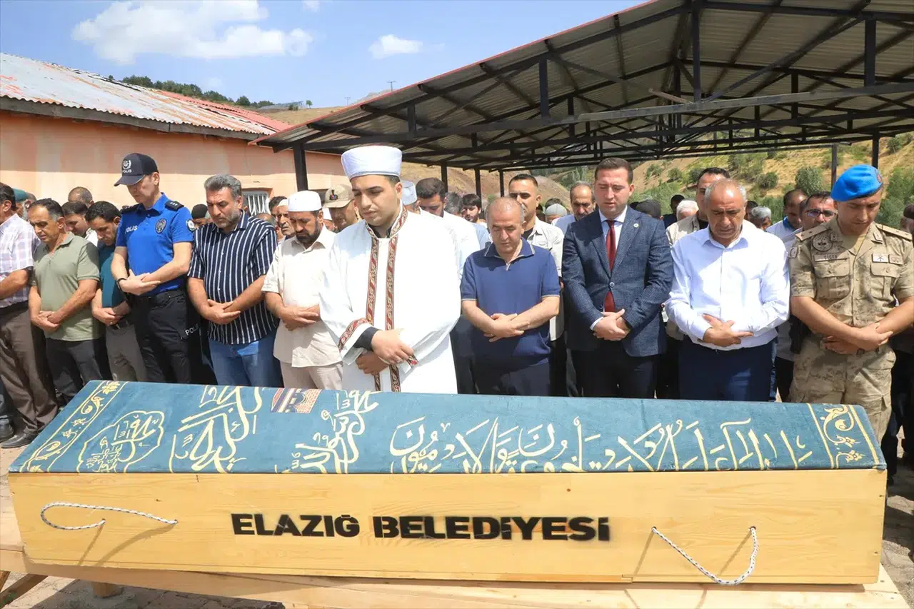 Elazığ’da maden göçüğünde hayatını kaybeden işçi defnedildi