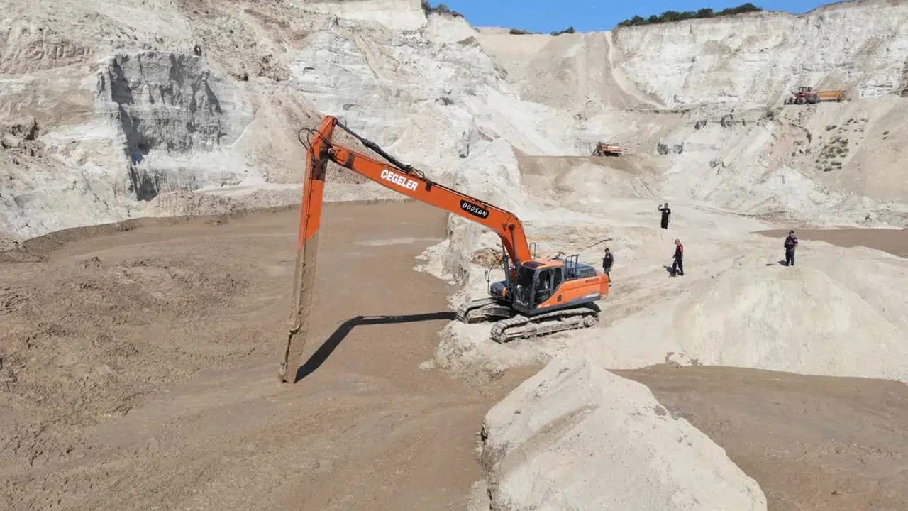 Silivri kum ocağındaki göçükten acı haber: Operatörün cansız bedenine ulaşıldı