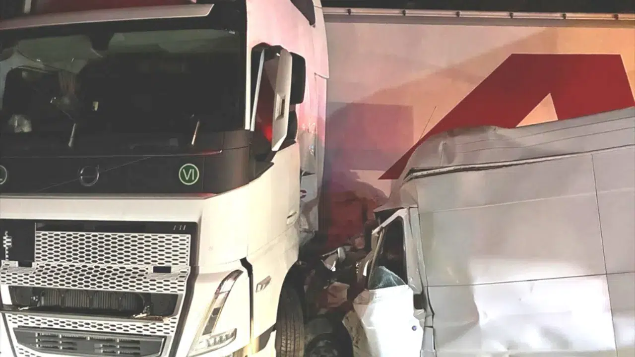 TAG Otoyolunda tırla minibüs çarpıştı: 1 ölü, 1 yaralı!