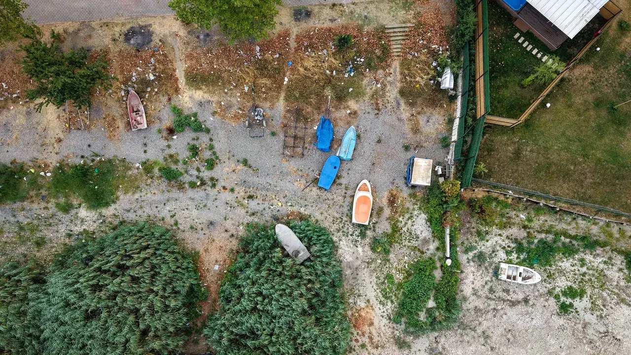 Sapanca Gölü kurudu mu? Sular çekildi, kayıklar karaya oturdu!